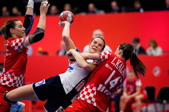 Kari Brattset Dale of Norway and Larissa Kalaus of Croatia
