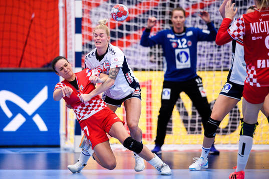 Katarina Jezic of Croatia and Veronica Egebakken