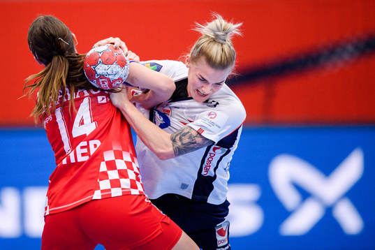 Larissa Kalaus of Croatia and Veronica Egebakken