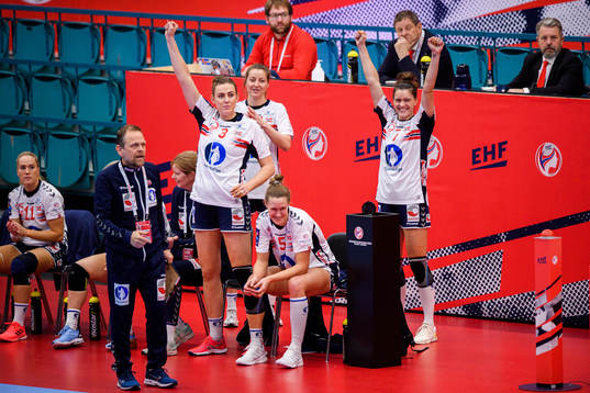 Emilie Hegh Arntzen and Stine Ruscetta Skogrand of Norway