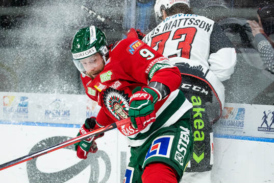 Frölundas Jan Mursak tacklar Malmö Redhawks Adam Ollas