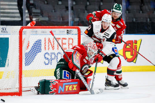 Malmö Redhawks Emil Sylvegård oroar framför Frölundas