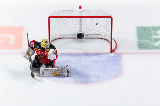 Djurgårdens Linus Andersson (ej i bild) gör 2-1 bakom