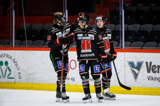 Örebros Robin Salo , Mathias Bromé och Linus Öberg jublar
