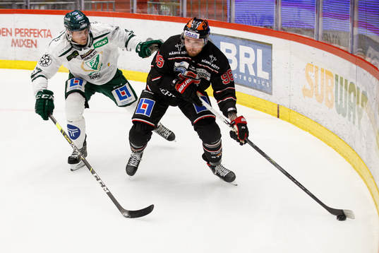 Färjestads Adam Ginning och Örebros Robin Kovacs