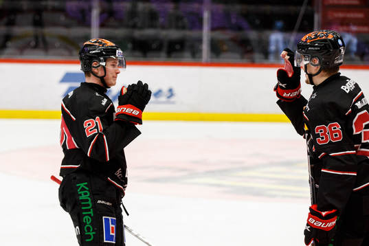 Örebros Linus Öberg jublar med Emil Larsson