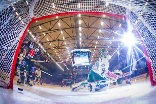 Örebros Linus Öberg (ej i bild) gör 2-0 på Färjestads
