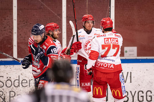 Trojas Hampus Gustafsson jublar