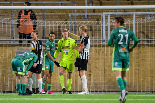 Landskronas målvakt Philip Mårtensson jublar