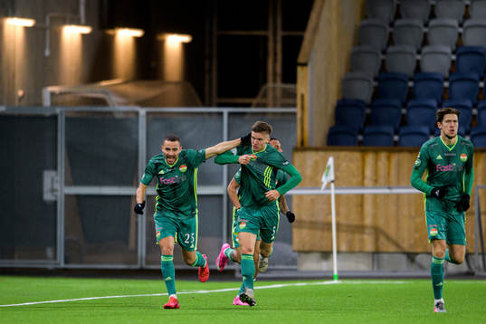 Dalkurds Samuel Leach Holm och Malkolm Moenza  jublar