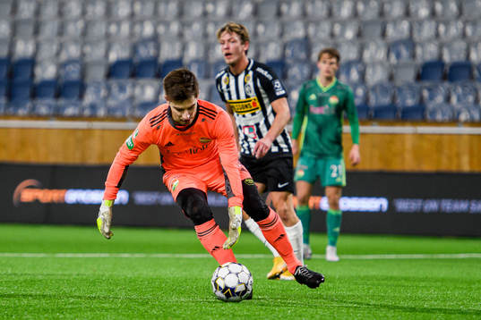 Dalkurds målvakt Filip Anger med en räddning