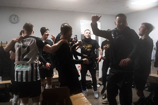 Landskronas spelare jublar i omklädningsrummet