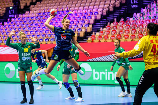 Linn Blohm of Sweden against goalkeeper Marta Batinovic  of
