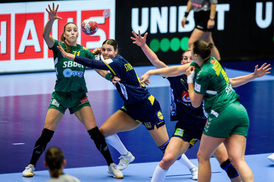 Bobana Klikovac of Montenegro and Carin Strömberg of Sweden