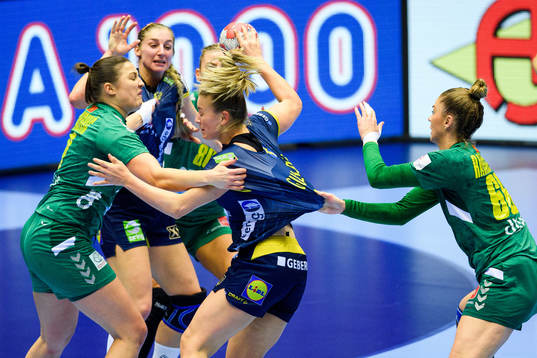 Isabelle Gullden of Sweden and Ema Ramusovic of Montenegro