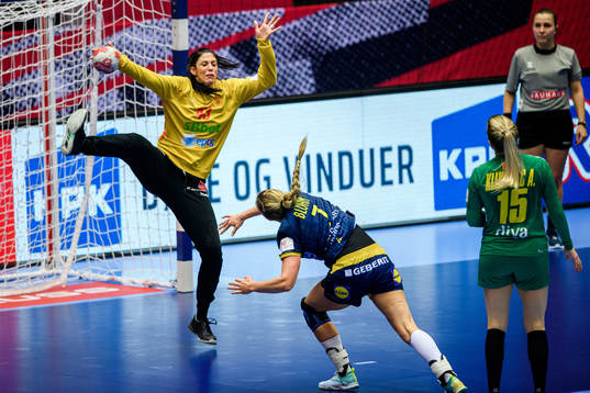 Linn Blohm of Sweden against goalkeeper Marta Batinovic  of