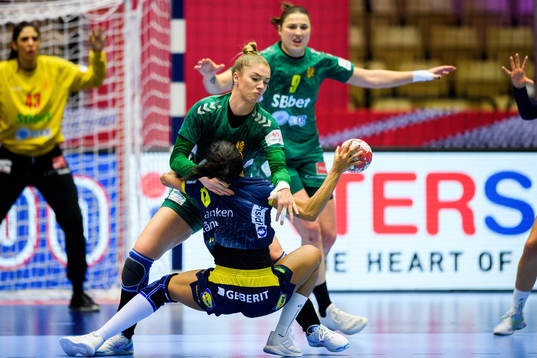 Ema Ramusovic of Montenegro against Jamina Roberts of Sweden