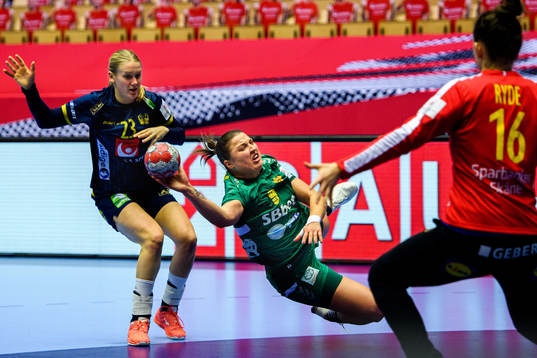 Durdina Jaukovic of Montenegro against Emma Lindqvist and
