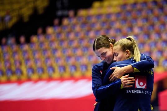 Carin Strömberg and Isabelle Gullden of Sweden looks