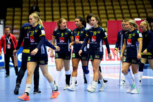 Players of Sweden look dejected