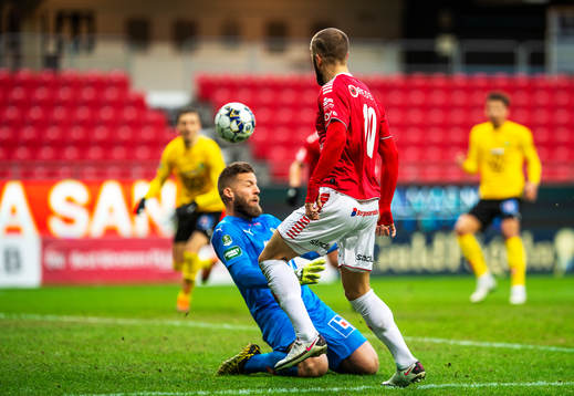 Kalmars Filip Sachpekidis och Jönköpings målvakt Frank