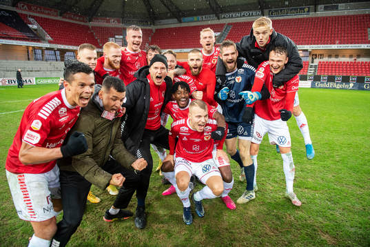 Kalmars spelare jublar