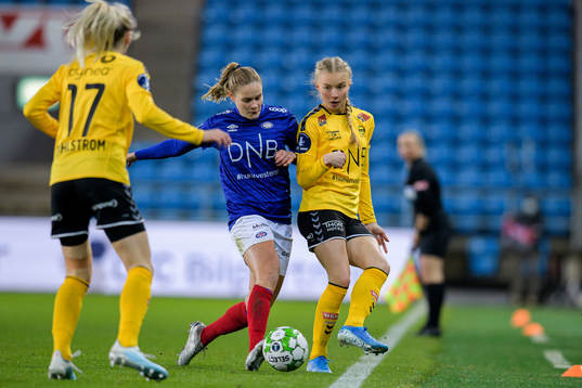 Andrine Tomter of Vålerenga and Thea Kyvåg of LSK Kvinner