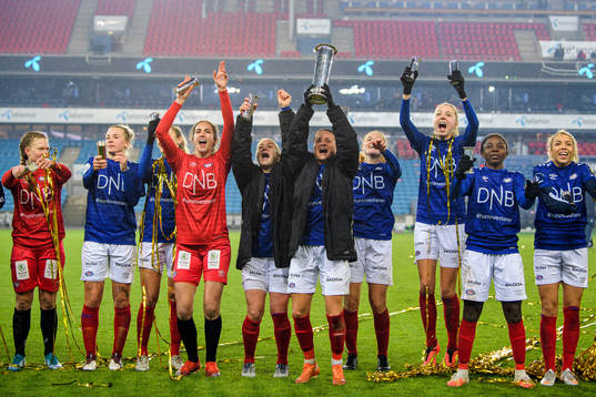 Marie Dølvik Markussen, goalkeeper Hannah Grace Seabert,