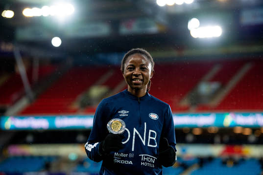 Ajara Njoya of Vålerenga poses with the award as the top