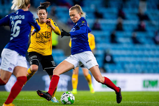Isabell Bachor of LSK Kvinner and Synne Sofie Kinden Jensen