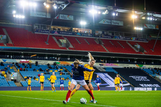Andrine Tomter of Vålerenga and Cathrine Dahlström of LSK