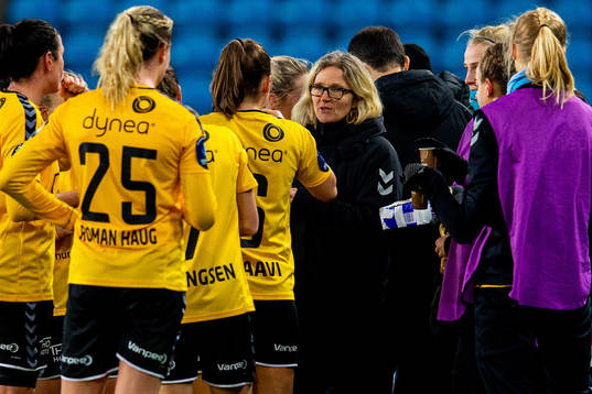 Hege Riise, head coach of LSK Kvinner, talks to the players