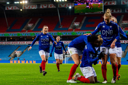 Ingibjörg Sigurdardottir and the players of Vålerenga