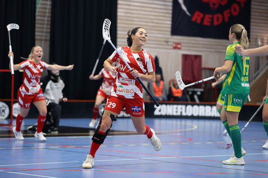 Pixbos Caroline Adelöw jublar
