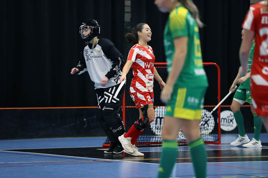 Pixbos Caroline Adelöw jublar