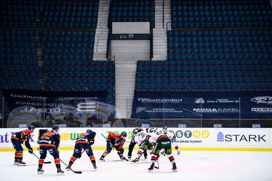 Djurgårdens och Frölundas spelare står redo för en