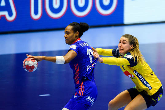 Aissatou Kouyate of France and Anna Lagerquist of Sweden