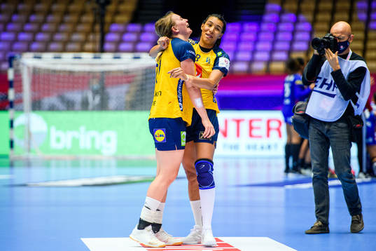 Isabelle Gullden and Jamina Roberts of Sweden