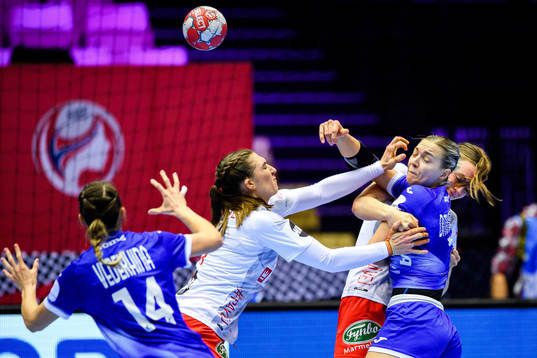 Antonina Skorobogatchenko and Polina Vedekhina of Russia