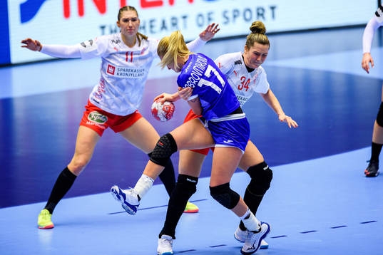 Vladlena Bobrovnikova of Russia and Rikke Iversen of Denmark
