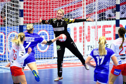 Daria Dmitrieva of Russia against goalkeeper Sandra Toft of