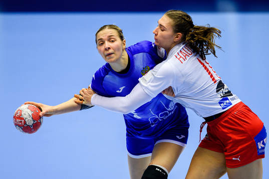 Antonina Skorobogatchenko of Russia and Line Haugsted of