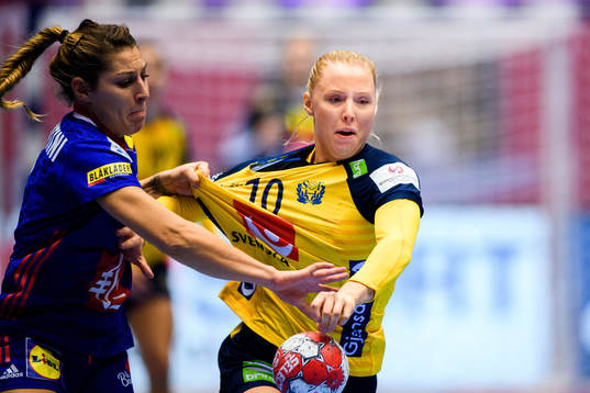 Chloe Valentini of France and Mathilda Lundström of Sweden