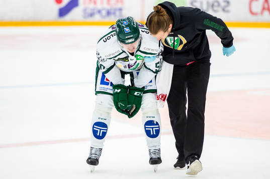 Färjestads Sebastian Erixon får hjälp av isen