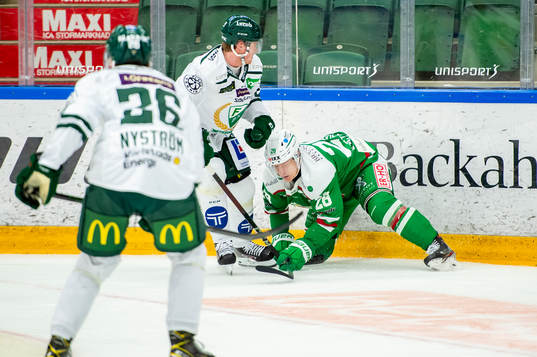 Färjestads Olle Lycksell ikamp med Rögles Anton Bengtsson