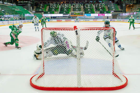 Färjestads målvakt Henrik Haukeland räddar Rögles Simon