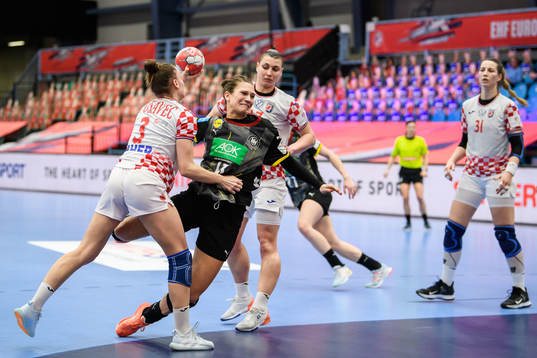 Julia Behnke of Germany against Paula Posavec and Katarina