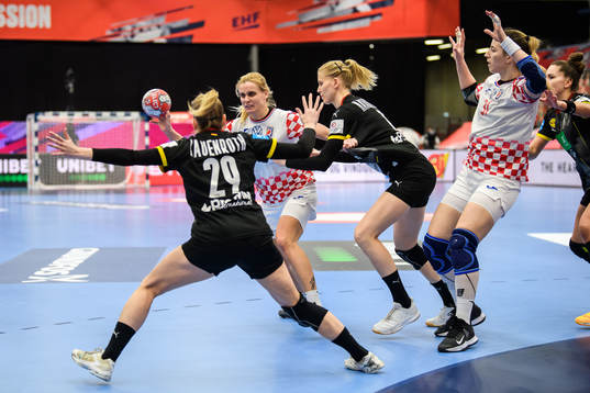 Dora Krsnik of Croatia and Kim Naidzinavicius of Germany