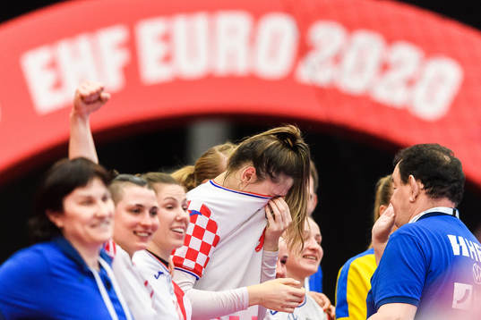 Dora Krsnik of Croatia celebrates
