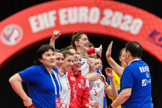 Dora Krsnik of Croatia celebrates